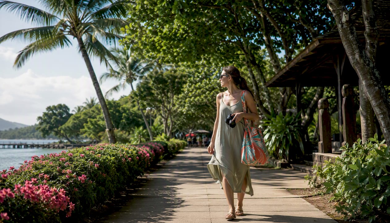 Tourist walking from Kailua cruise pier pathway