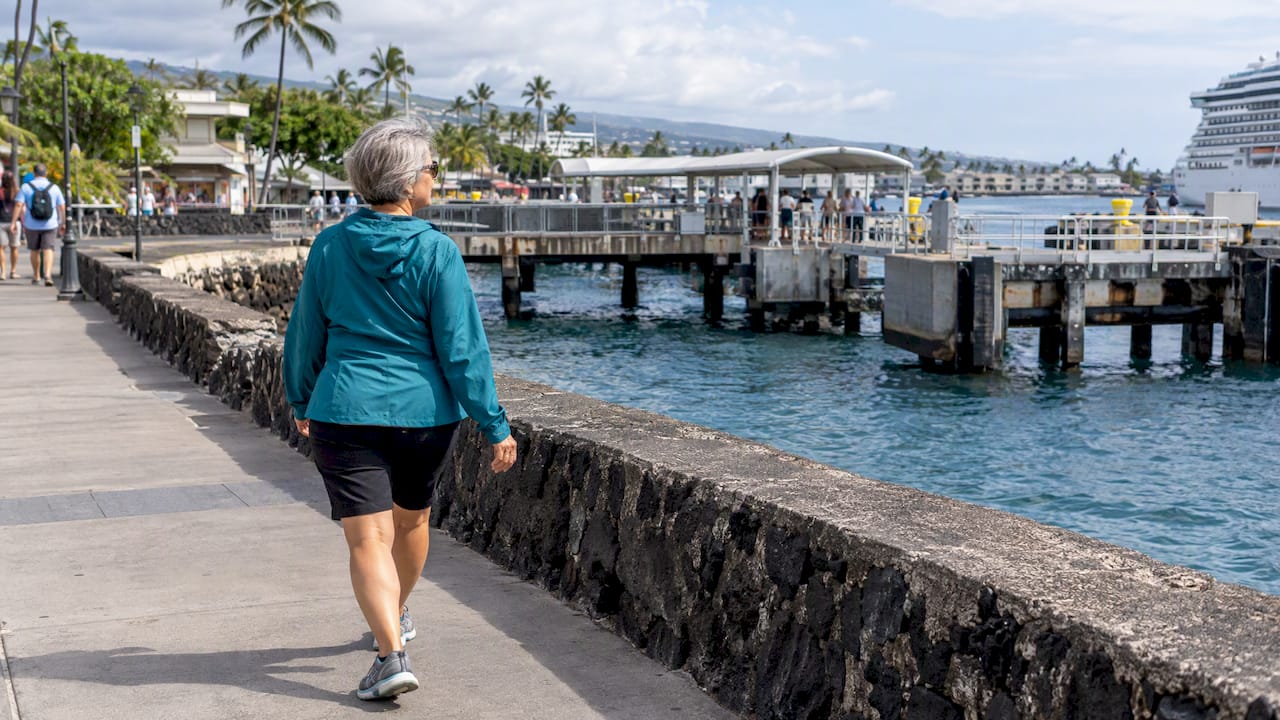 Cruise visitor walking from Kailua Pier